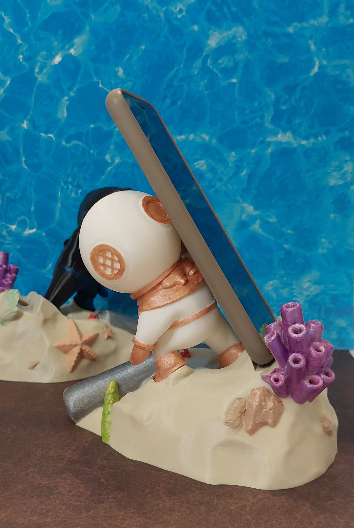 Deep Diver Phone Stand